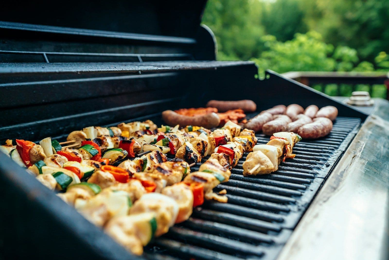 Grillades sur le barbecue pendant une soirée