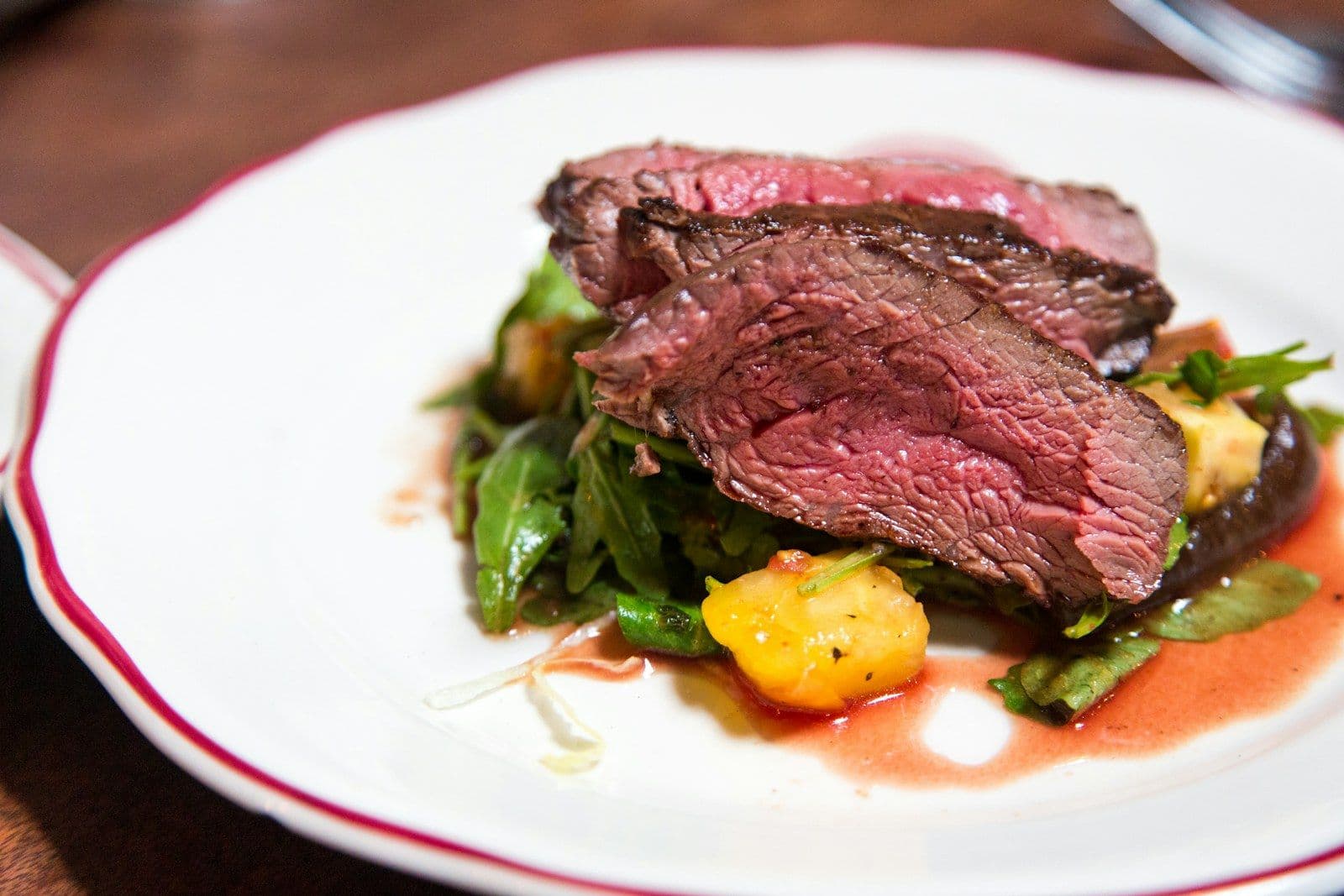 Pièce de bœuf grillée, sauce et accompagnement