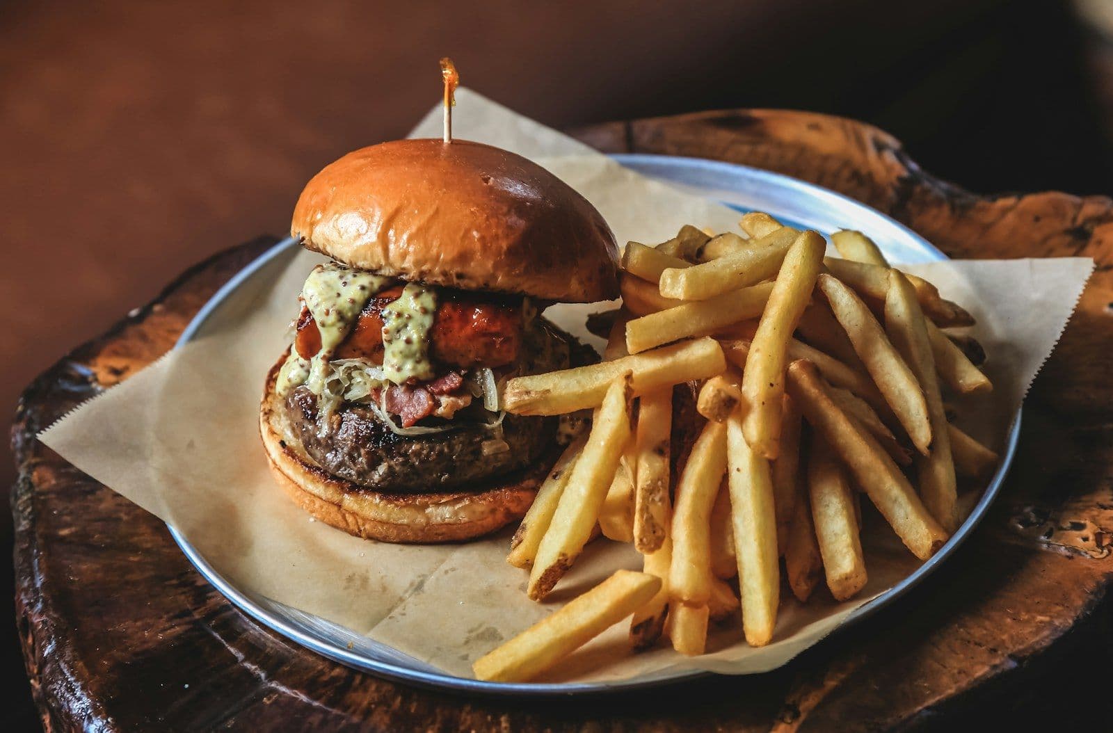 Burger maison servi avec des frites