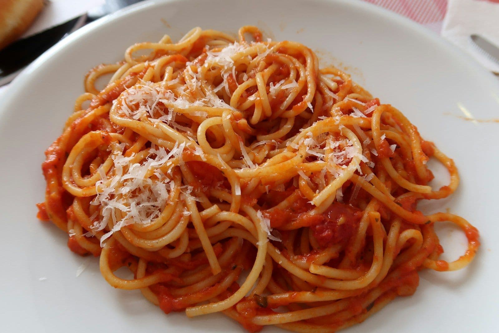 Assiette de spaghettis à la sauce tomate