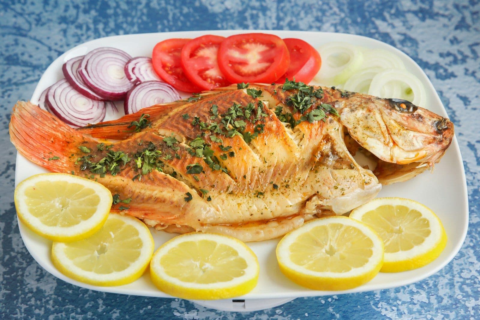 Filet de poisson grillé et légumes