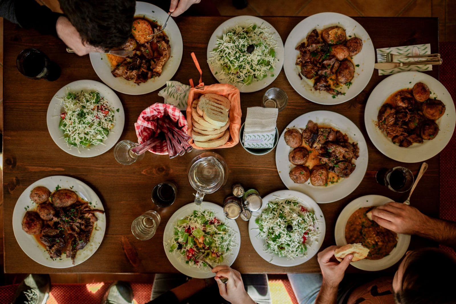 Assortiment de plats posés sur une grande table