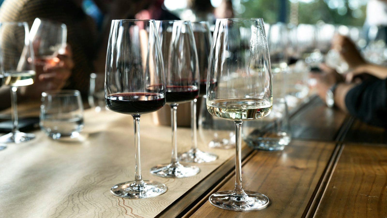 Verres et carafes dressés sur le bar