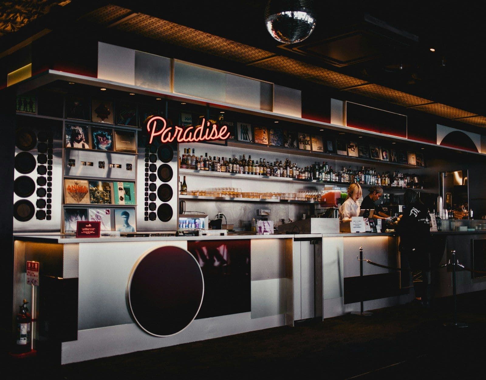 Le bar du maquis, bouteilles en arrière-plan